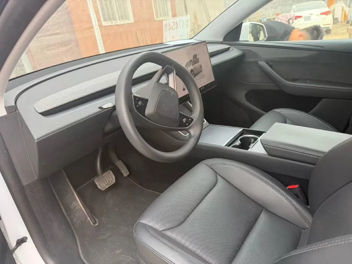 2025 Tesla Model Y BEV 62.5KWH,autocango,china used car exporter,china ev exporter,chinese used car exporter,chinese used ev exporter