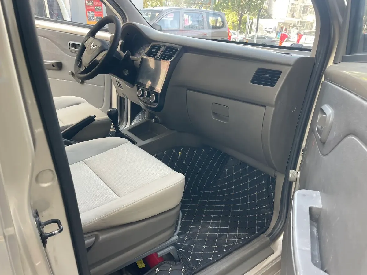 2019 WuLing RongGuang V 1.5L 99HP L4 6MT,autocango,china used car exporter,china ev exporter,chinese used car exporter,chinese used ev exporter