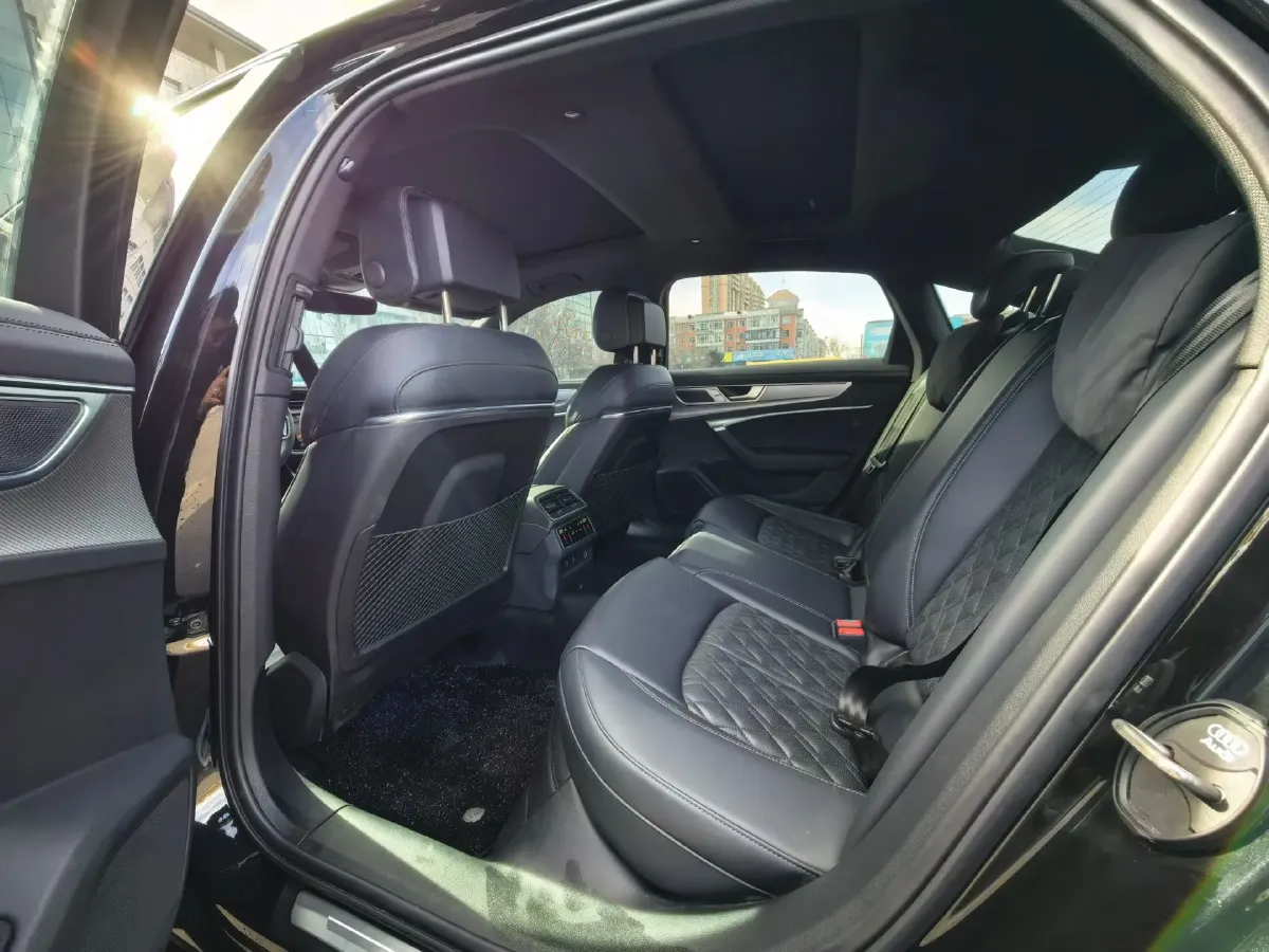 2025 Audi A6L 2.0T 245HP L4 7DCT,autocango,china used car exporter,china ev exporter,chinese used car exporter,chinese used ev exporter