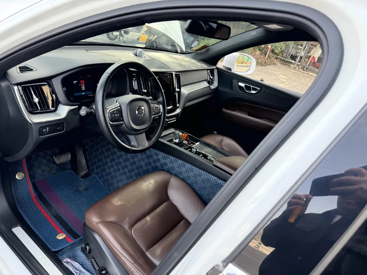 2022 Volvo XC60 2.0T 250HP L4 8AT,autocango,china used car exporter,china ev exporter,chinese used car exporter,chinese used ev exporter