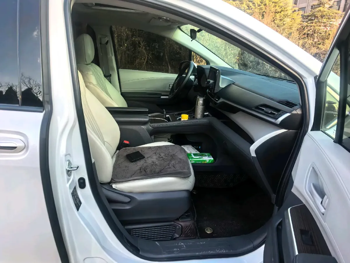 2023 Toyota Sienna 2.5L 189HP L4 E-CVT Hybrid,autocango,china used car exporter,china ev exporter,chinese used car exporter,chinese used ev exporter