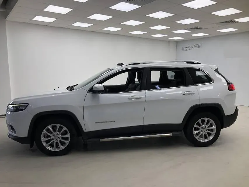 2020 Jeep Cherokee 2.0L 148HP L4 9AT,autocango,china used car exporter,china ev exporter,chinese used car exporter,chinese used ev exporter