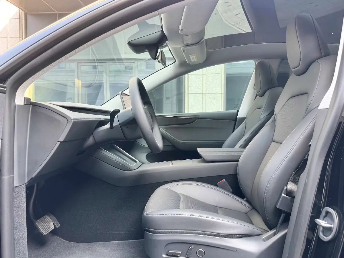 2025 Tesla Model Y BEV 62.5KWH,autocango,china used car exporter,china ev exporter,chinese used car exporter,chinese used ev exporter