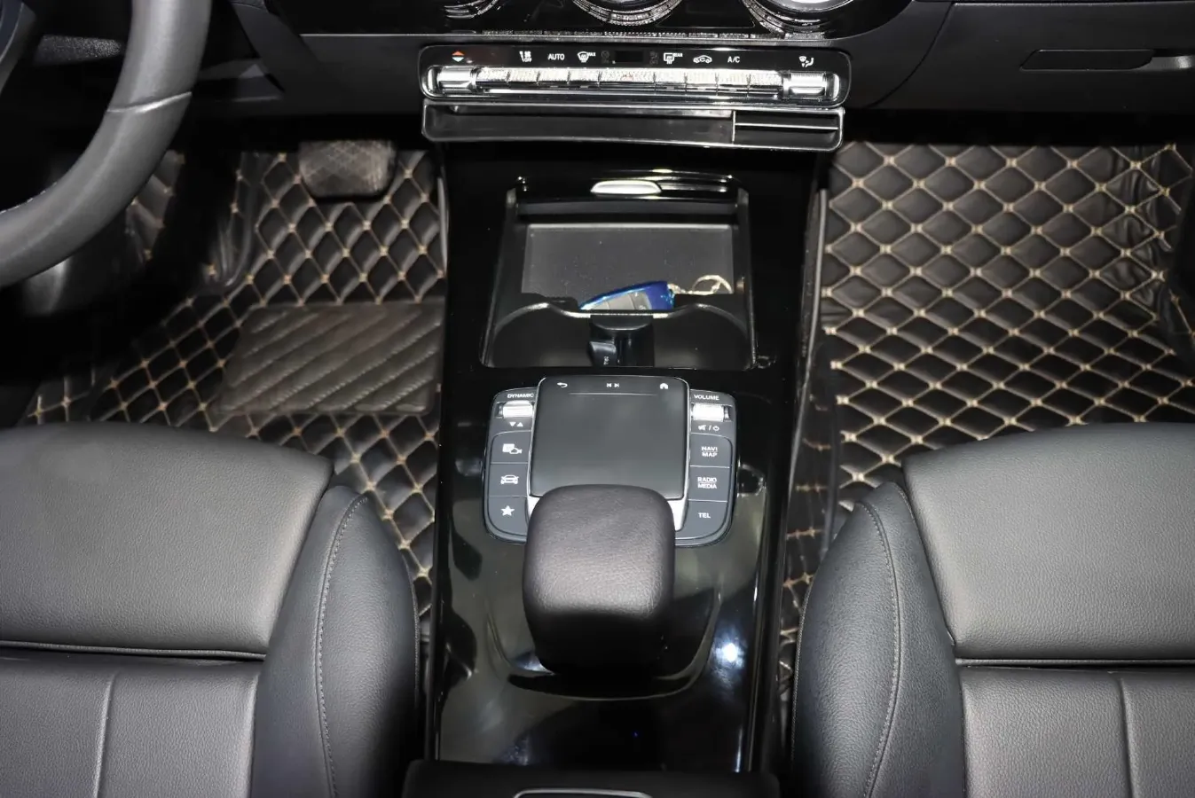 2020 Mercedes-Benz A Class 1.3T 136HP L4 7DCT,autocango,china used car exporter,china ev exporter,chinese used car exporter,chinese used ev exporter