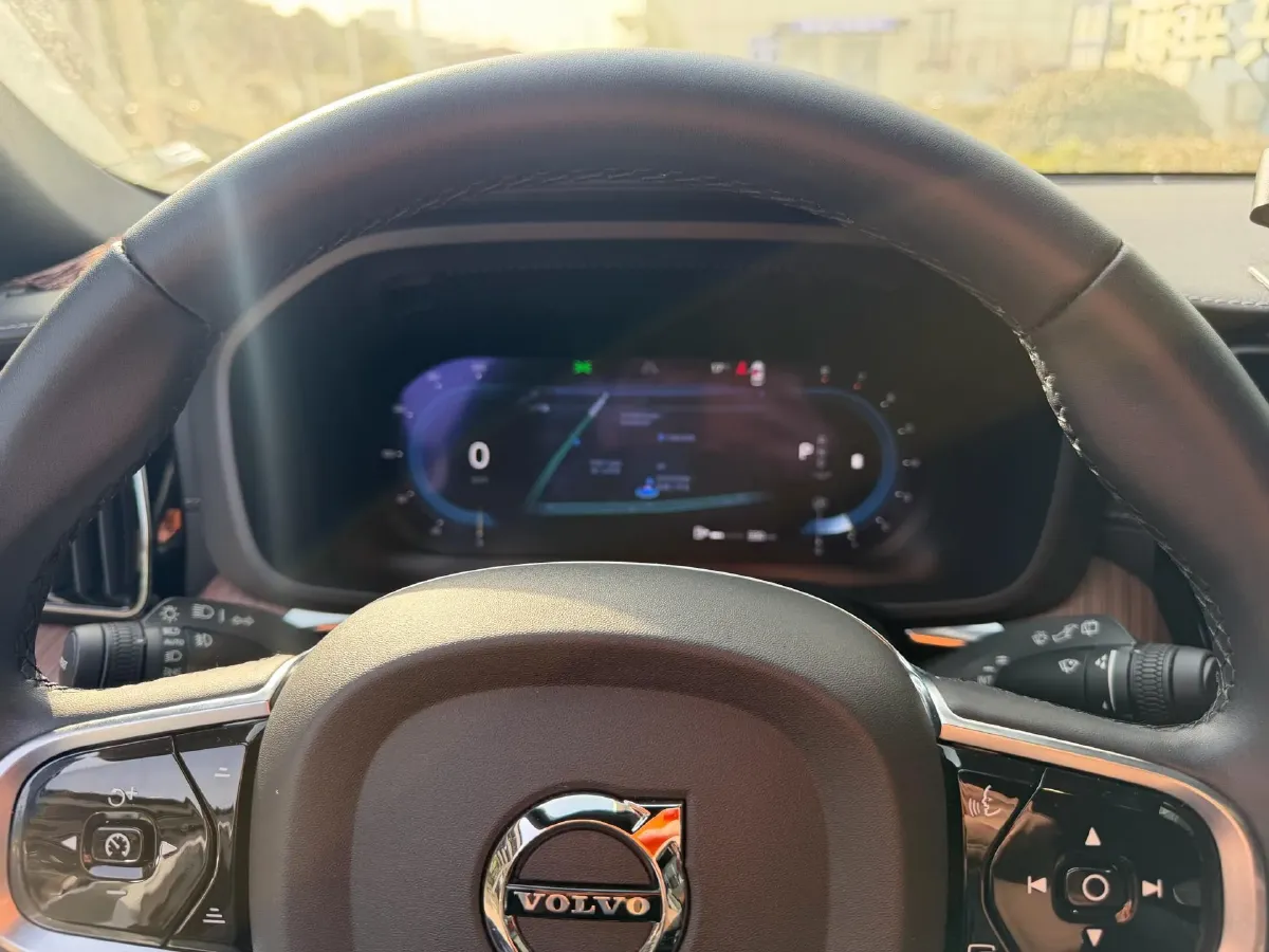 2024 Volvo XC60 2.0T 250HP L4 8AT,autocango,china used car exporter,china ev exporter,chinese used car exporter,chinese used ev exporter