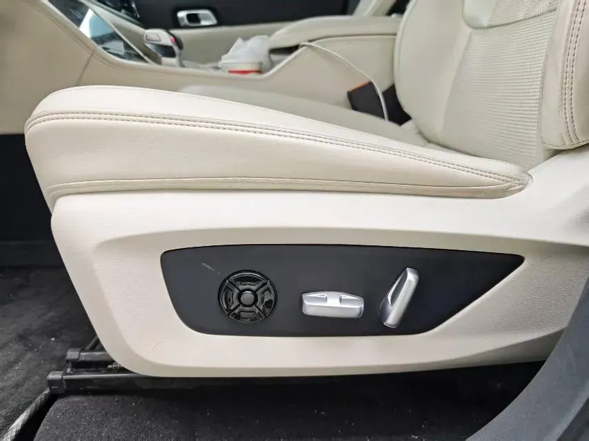 2020 Li ONE Range Extended 131HP REEV 40.5KWH,autocango,china used car exporter,china ev exporter,chinese used car exporter,chinese used ev exporter