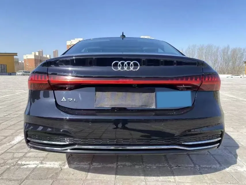 2022 Audi A7L 2.0T 245HP L4 7DCT,autocango,china used car exporter,china ev exporter,chinese used car exporter,chinese used ev exporter