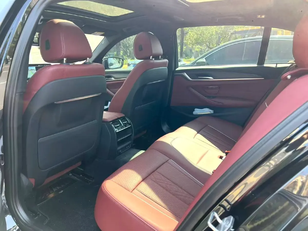 2022 BMW 5 Series 2.0T 252HP L4 8AT,autocango,china used car exporter,china ev exporter,chinese used car exporter,chinese used ev exporter