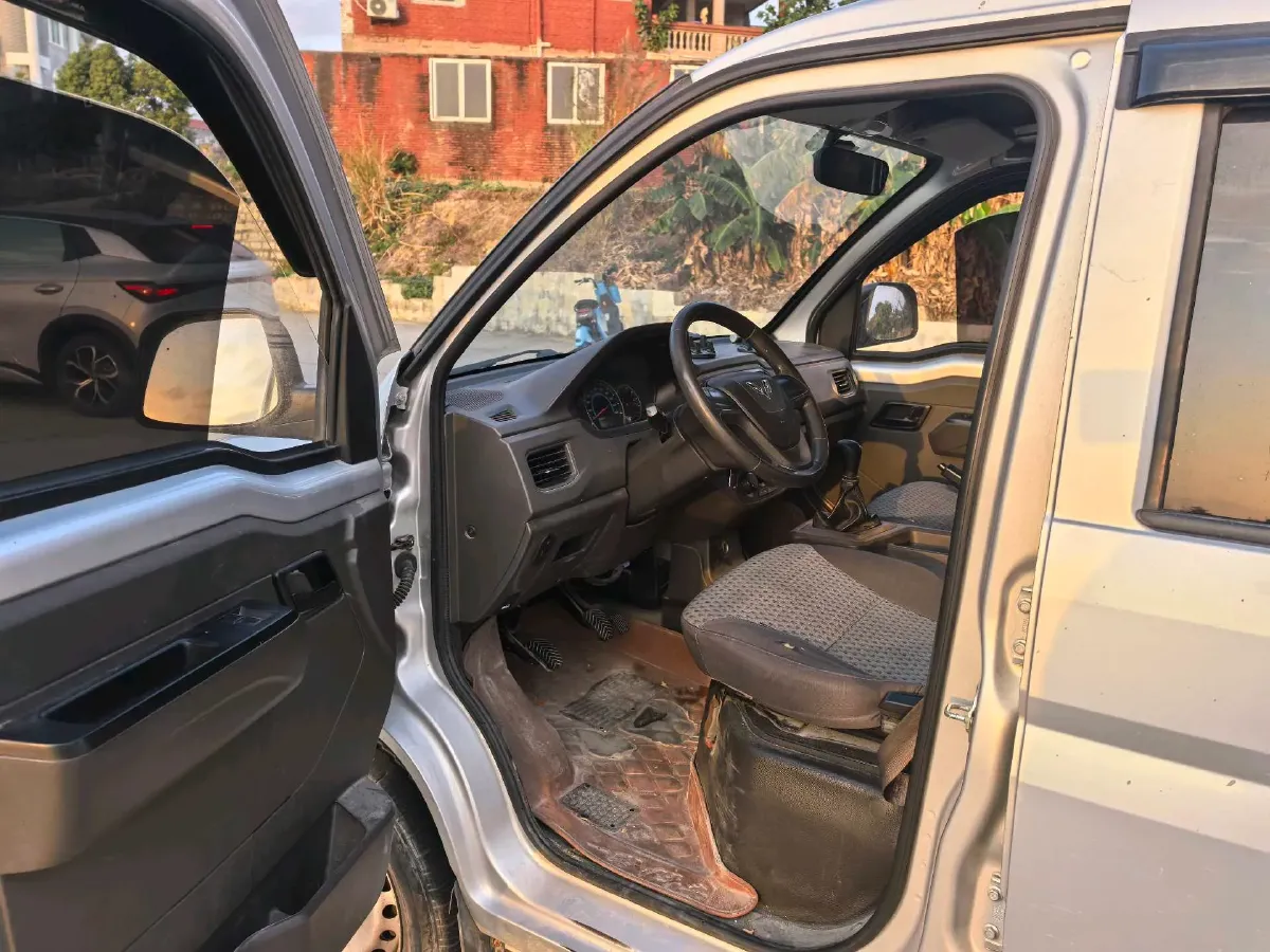 2023 WuLing RongGuang New Truck 1.5L 102HP L4 5MT,autocango,china used car exporter,china ev exporter,chinese used car exporter,chinese used ev exporter