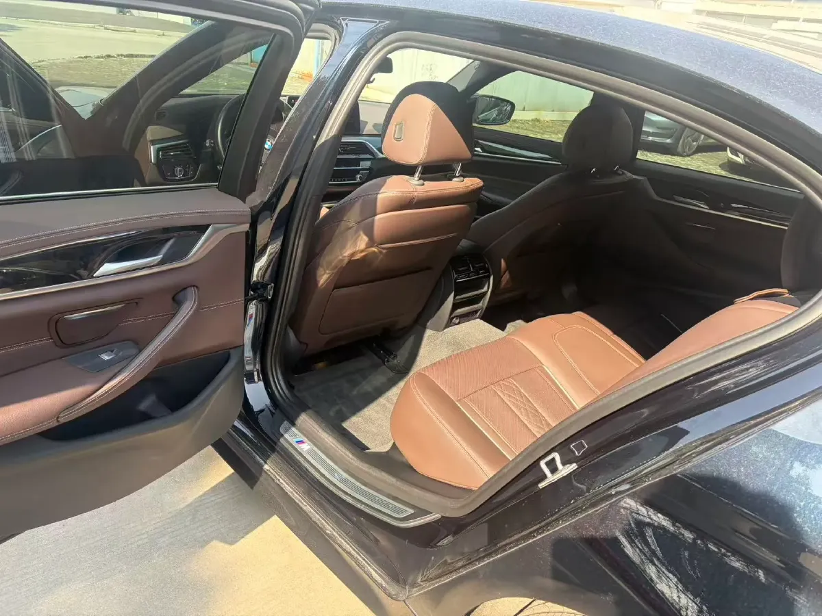 2022 BMW 5 Series 2.0T 184HP L4 8AT,autocango,china used car exporter,china ev exporter,chinese used car exporter,chinese used ev exporter