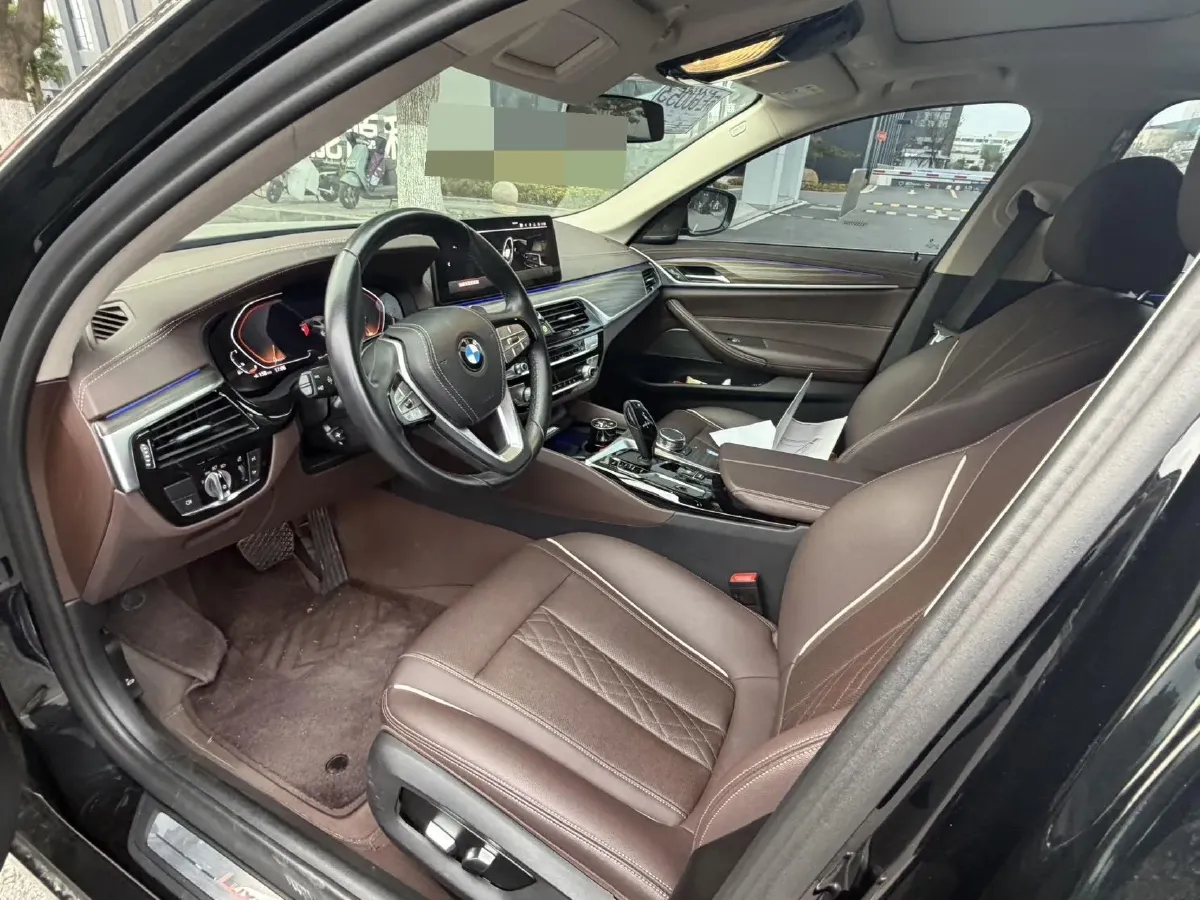 2022 BMW 5 Series 2.0T 252HP L4 8AT,autocango,china used car exporter,china ev exporter,chinese used car exporter,chinese used ev exporter