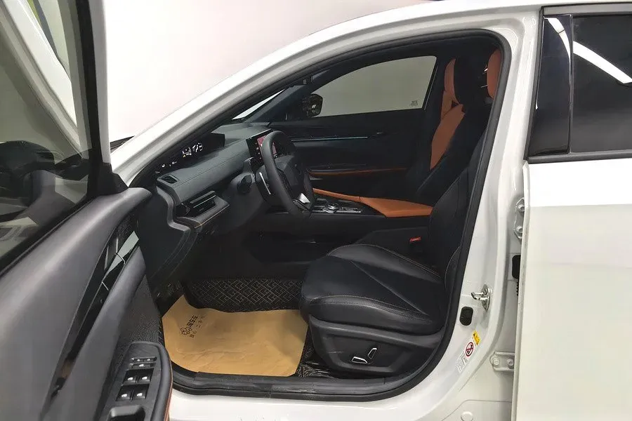 2022 ChangAn UNI-V 1.5T 188HP L4 7DCT,autocango,china used car exporter,china ev exporter,chinese used car exporter,chinese used ev exporter