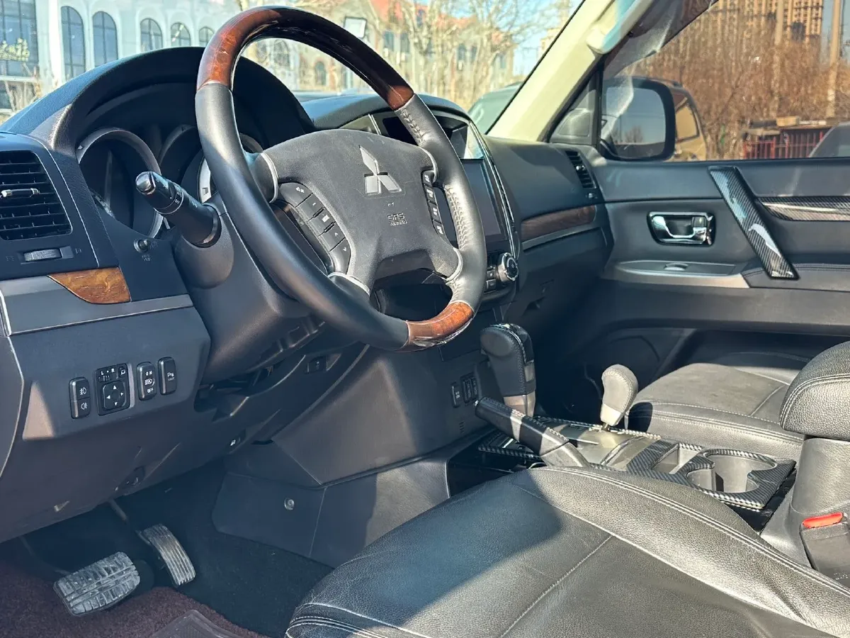 2018 Mitsubishi Pajero 3.0L 174HP V6 5AT,autocango,china used car exporter,china ev exporter,chinese used car exporter,chinese used ev exporter