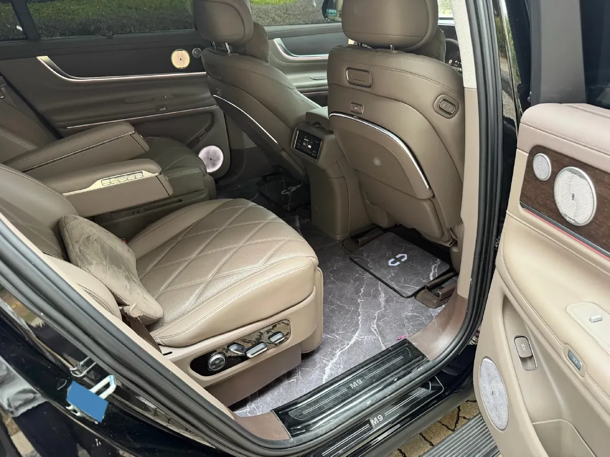 2025 AITO AITO M9 REEV 160HP REEV 52KWH,autocango,china used car exporter,china ev exporter,chinese used car exporter,chinese used ev exporter