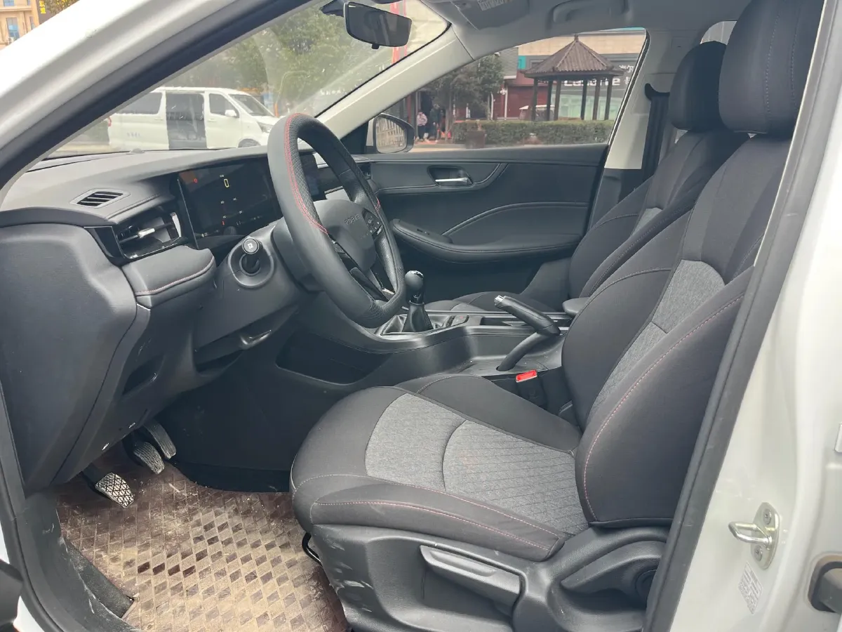 2023 Roewe i5 1.5L 129HP L4 5MT,autocango,china used car exporter,china ev exporter,chinese used car exporter,chinese used ev exporter