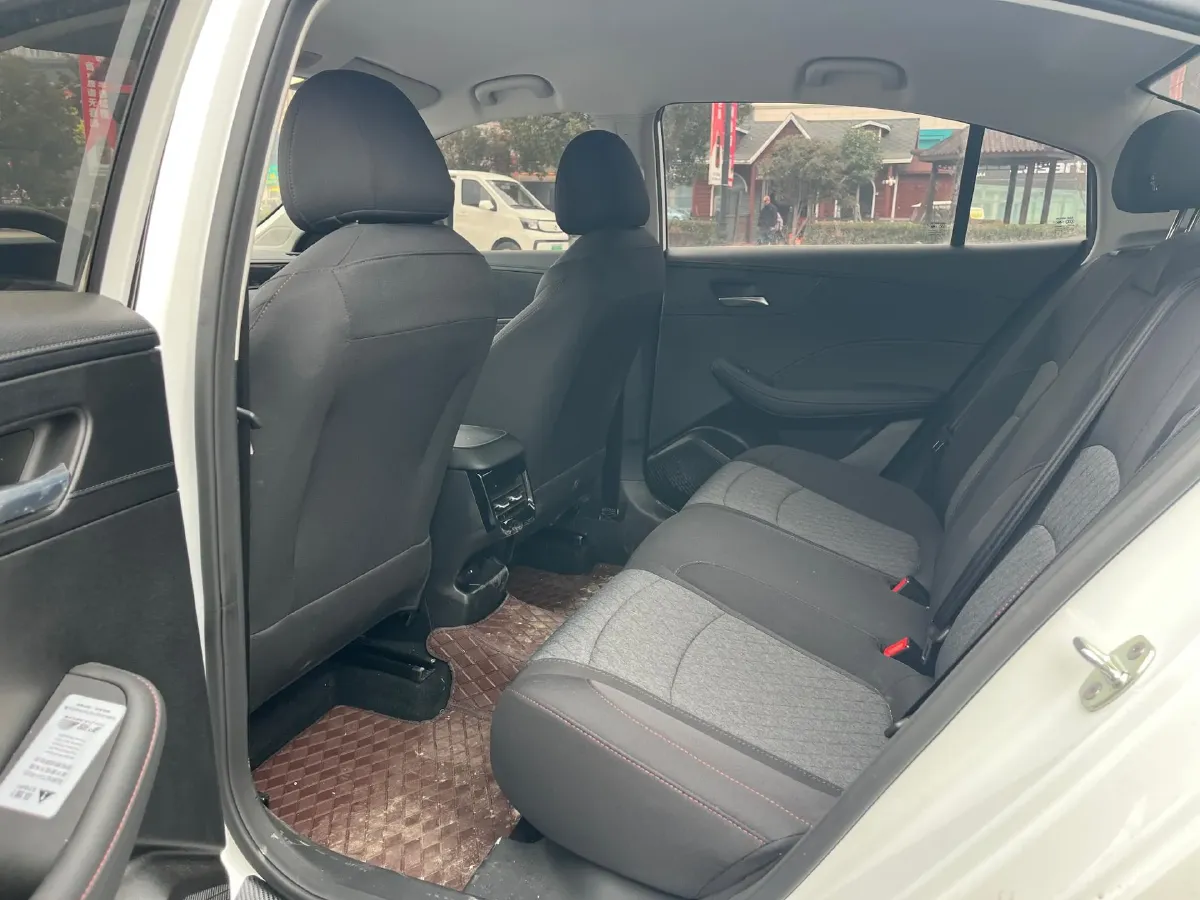 2023 Roewe i5 1.5L 129HP L4 5MT,autocango,china used car exporter,china ev exporter,chinese used car exporter,chinese used ev exporter