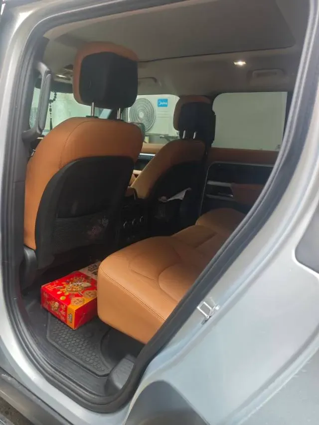 2023 Land Rover Defender 3.0T 400HP L6 8AT,autocango,china used car exporter,china ev exporter,chinese used car exporter,chinese used ev exporter