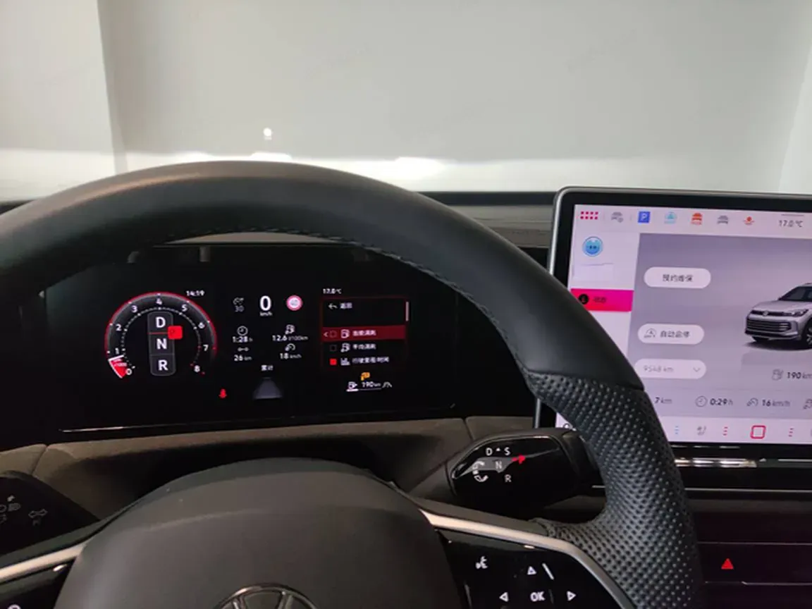 2024 Volkswagen Tiguan L 2.0T 220HP L4 7DCT,autocango,china used car exporter,china ev exporter,chinese used car exporter,chinese used ev exporter