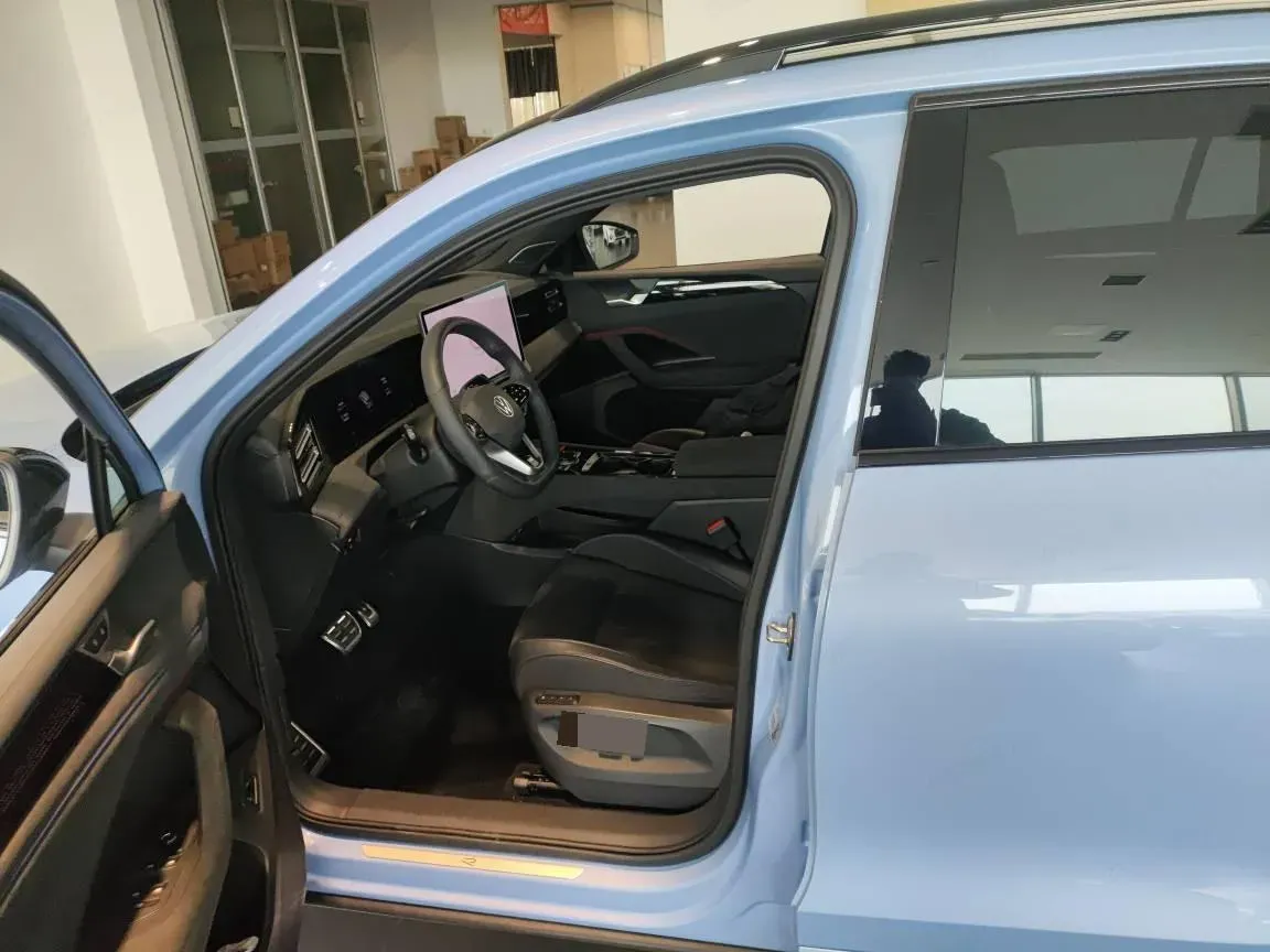 2024 Volkswagen Tiguan L 2.0T 220HP L4 7DCT,autocango,china used car exporter,china ev exporter,chinese used car exporter,chinese used ev exporter