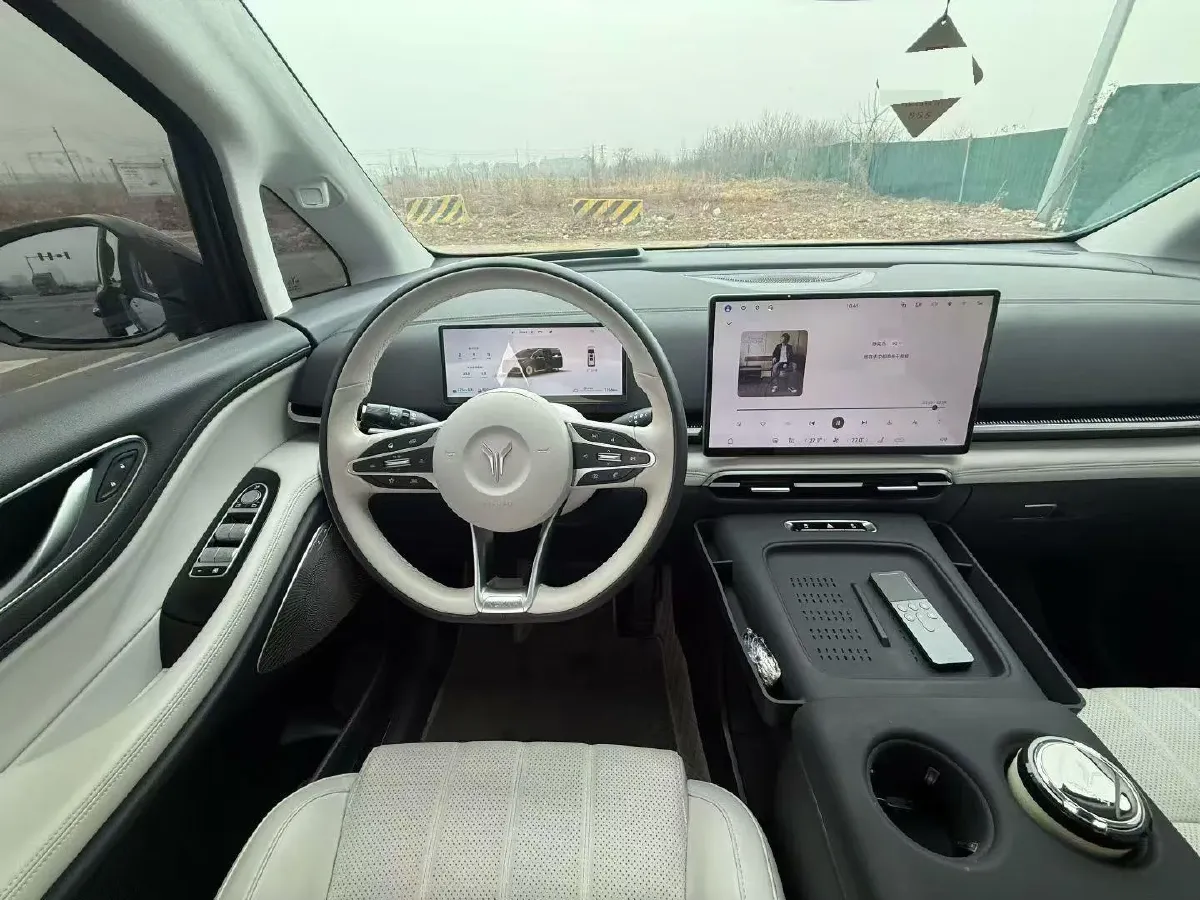 2025 Voyah Dream 1.5T 150HP L4 PHEV 41.7KWH,autocango,china used car exporter,china ev exporter,chinese used car exporter,chinese used ev exporter