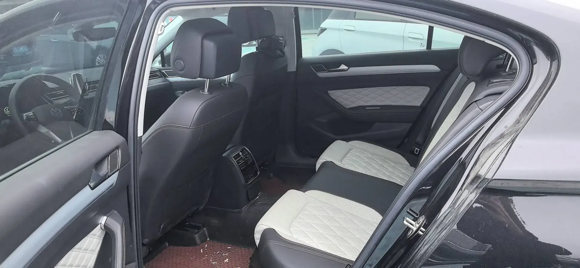 2023 Volkswagen Magotan 2.0T 186HP L4 7DCT,autocango,china used car exporter,china ev exporter,chinese used car exporter,chinese used ev exporter