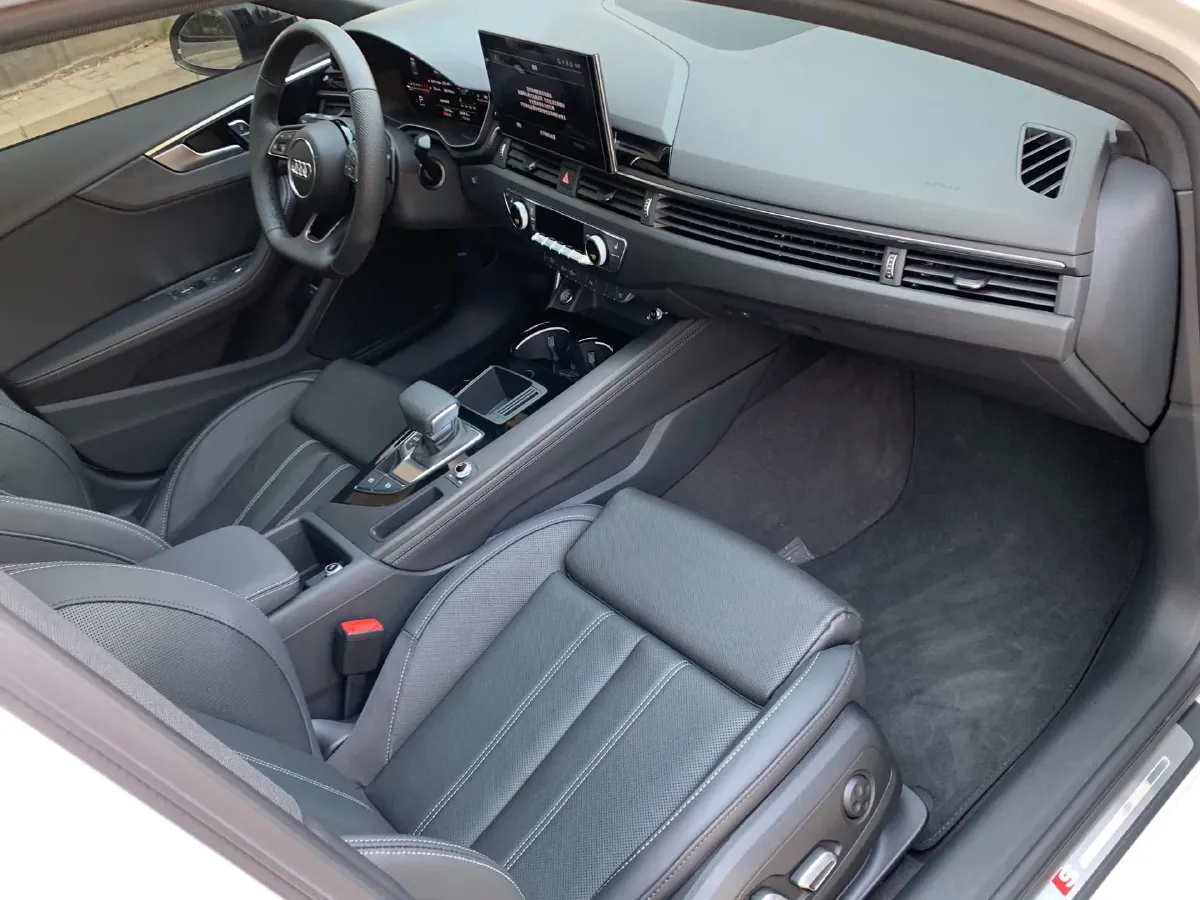 2024 Audi A4L 2.0T 190HP L4 7DCT,autocango,china used car exporter,china ev exporter,chinese used car exporter,chinese used ev exporter