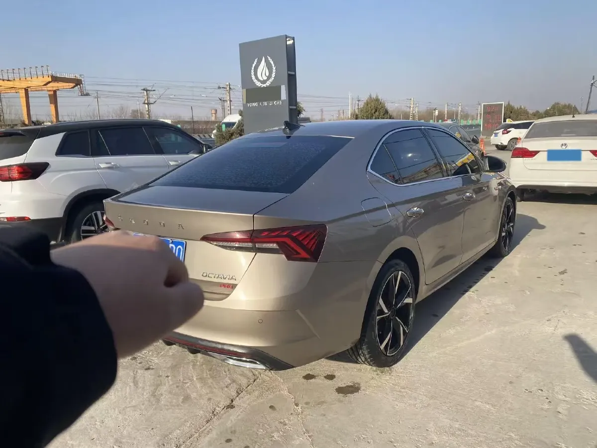 2021 Skoda Octavia 1.4T 150HP L4 7DCT,autocango,china used car exporter,china ev exporter,chinese used car exporter,chinese used ev exporter
