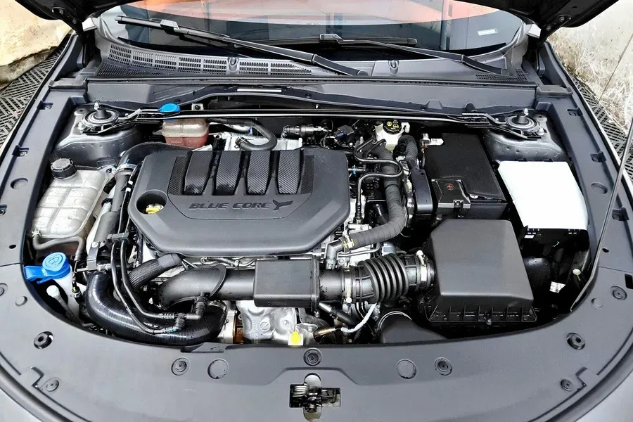 2024 ChangAn UNI-V 2.0T 233HP L4 8AT,autocango,china used car exporter,china ev exporter,chinese used car exporter,chinese used ev exporter