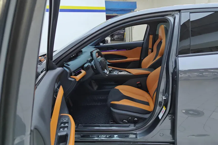 2024 ChangAn UNI-V 2.0T 233HP L4 8AT,autocango,china used car exporter,china ev exporter,chinese used car exporter,chinese used ev exporter