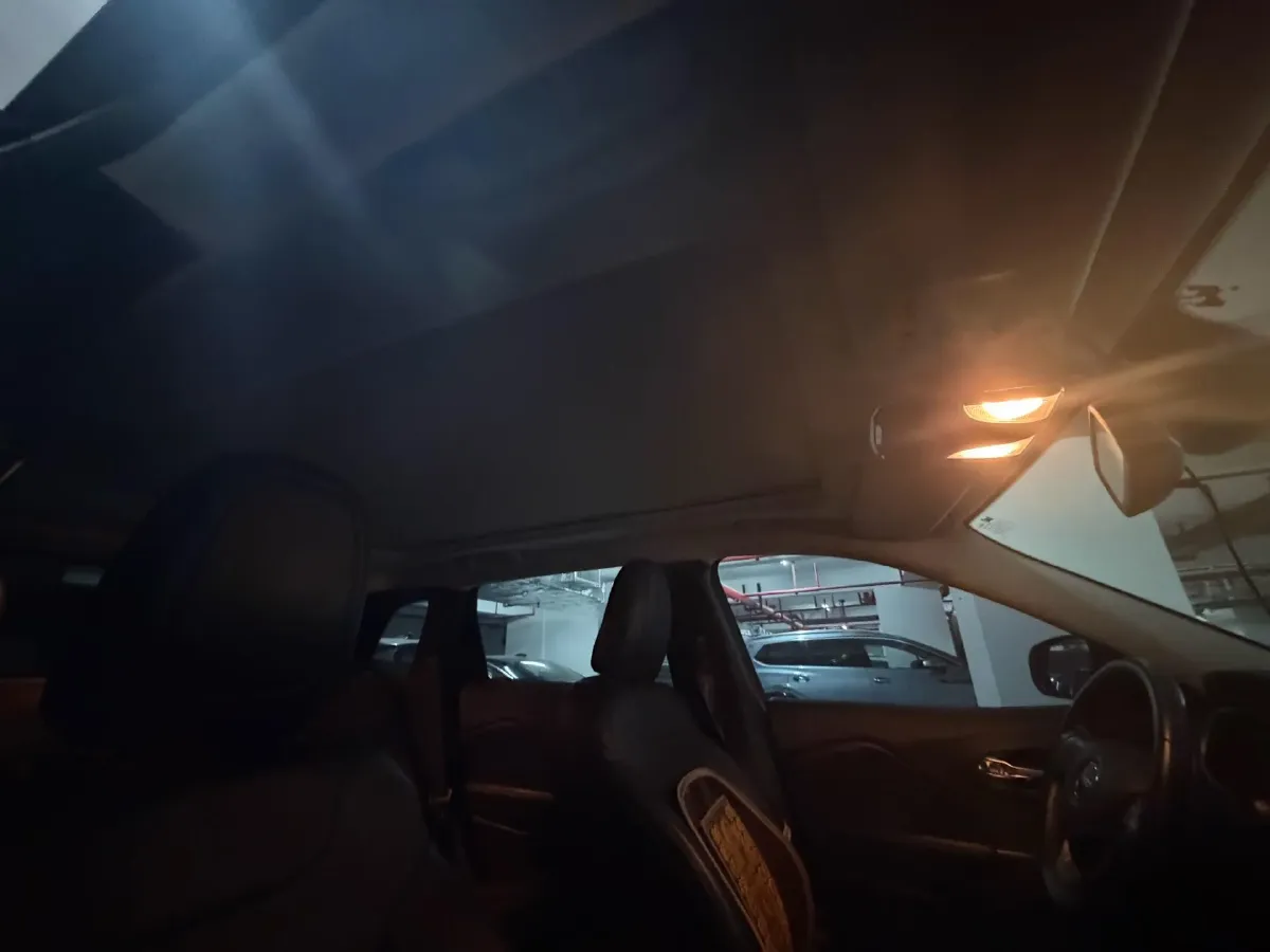 2017 Jeep Cherokee 2.4L 175HP L4 9AT,autocango,china used car exporter,china ev exporter,chinese used car exporter,chinese used ev exporter