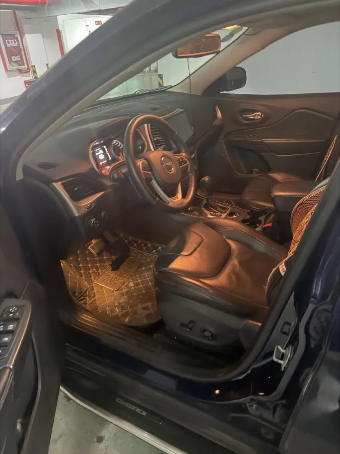 2017 Jeep Cherokee 2.4L 175HP L4 9AT,autocango,china used car exporter,china ev exporter,chinese used car exporter,chinese used ev exporter