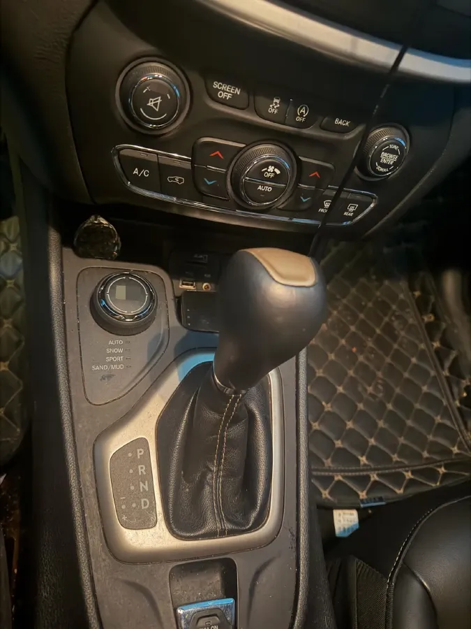 2017 Jeep Cherokee 2.4L 175HP L4 9AT,autocango,china used car exporter,china ev exporter,chinese used car exporter,chinese used ev exporter