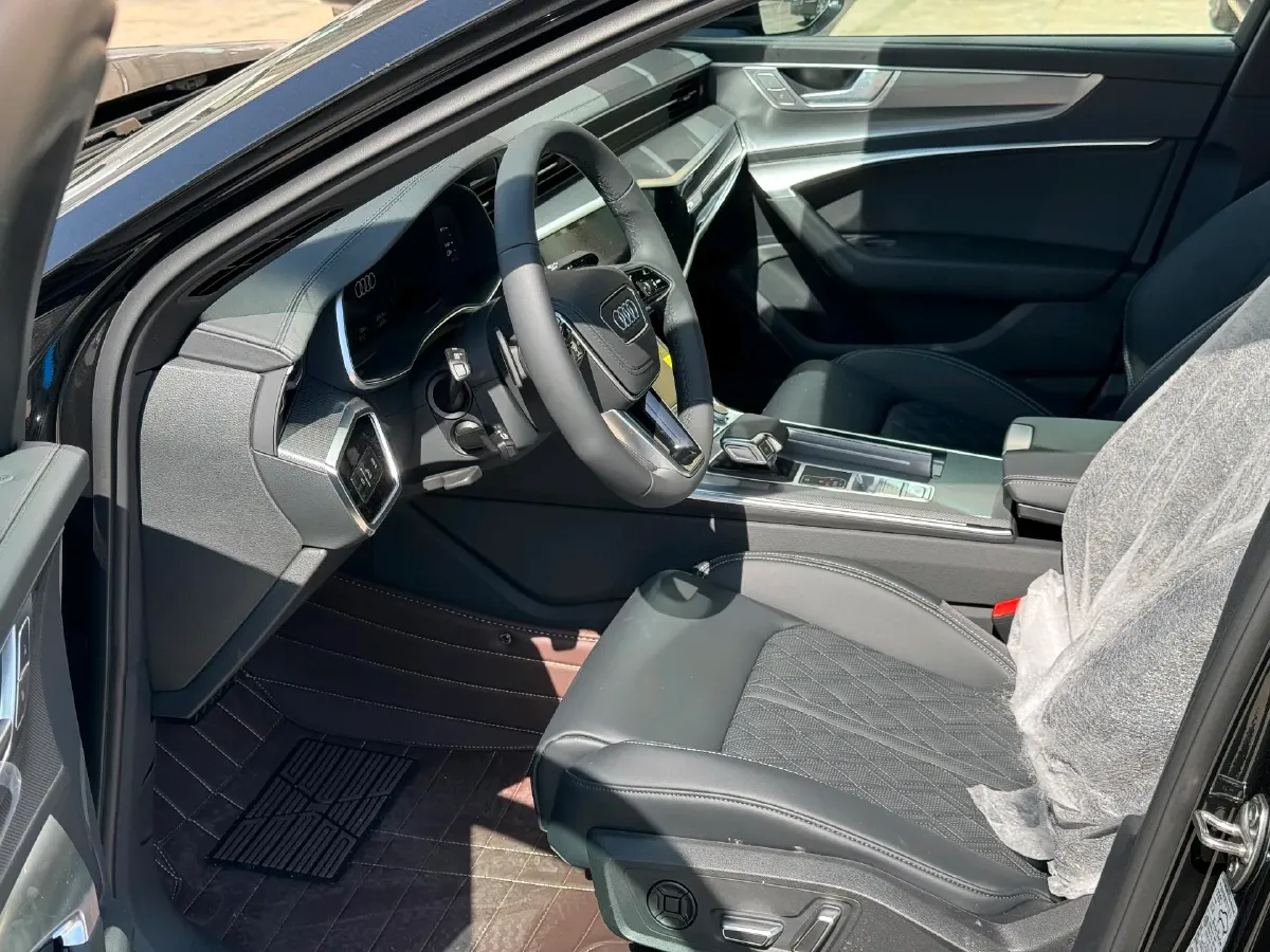 2025 Audi A6L 2.0T 245HP L4 7DCT,autocango,china used car exporter,china ev exporter,chinese used car exporter,chinese used ev exporter