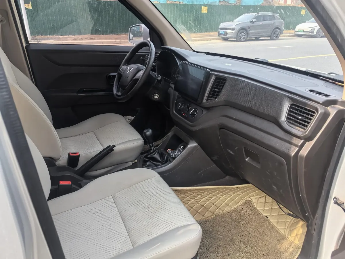 2019 WuLing HongGuang V 1.5L 99HP L4 6MT,autocango,china used car exporter,china ev exporter,chinese used car exporter,chinese used ev exporter