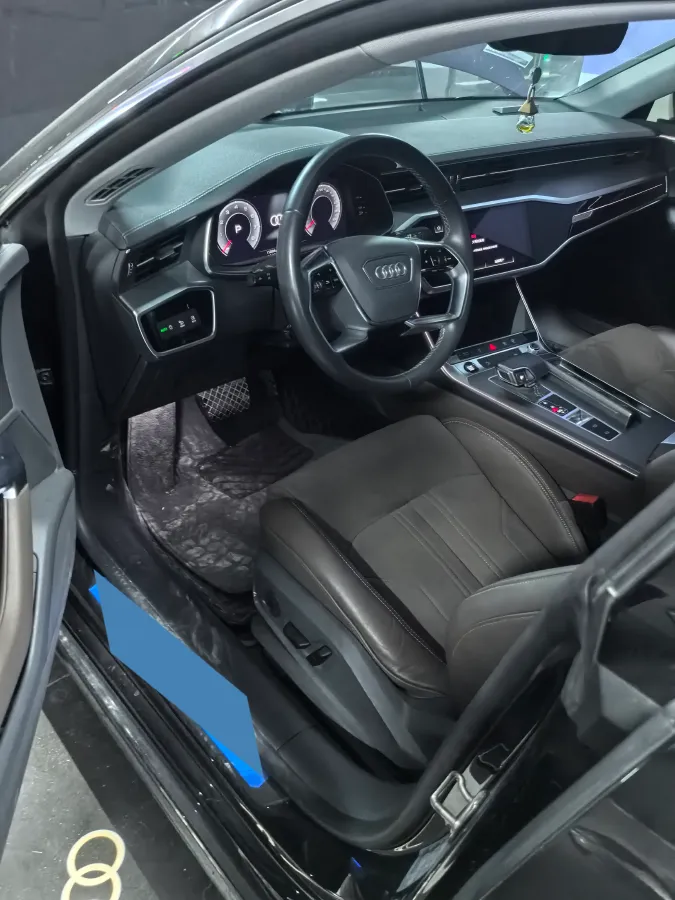 2022 Audi A7L 2.0T 245HP L4 7DCT,autocango,china used car exporter,china ev exporter,chinese used car exporter,chinese used ev exporter