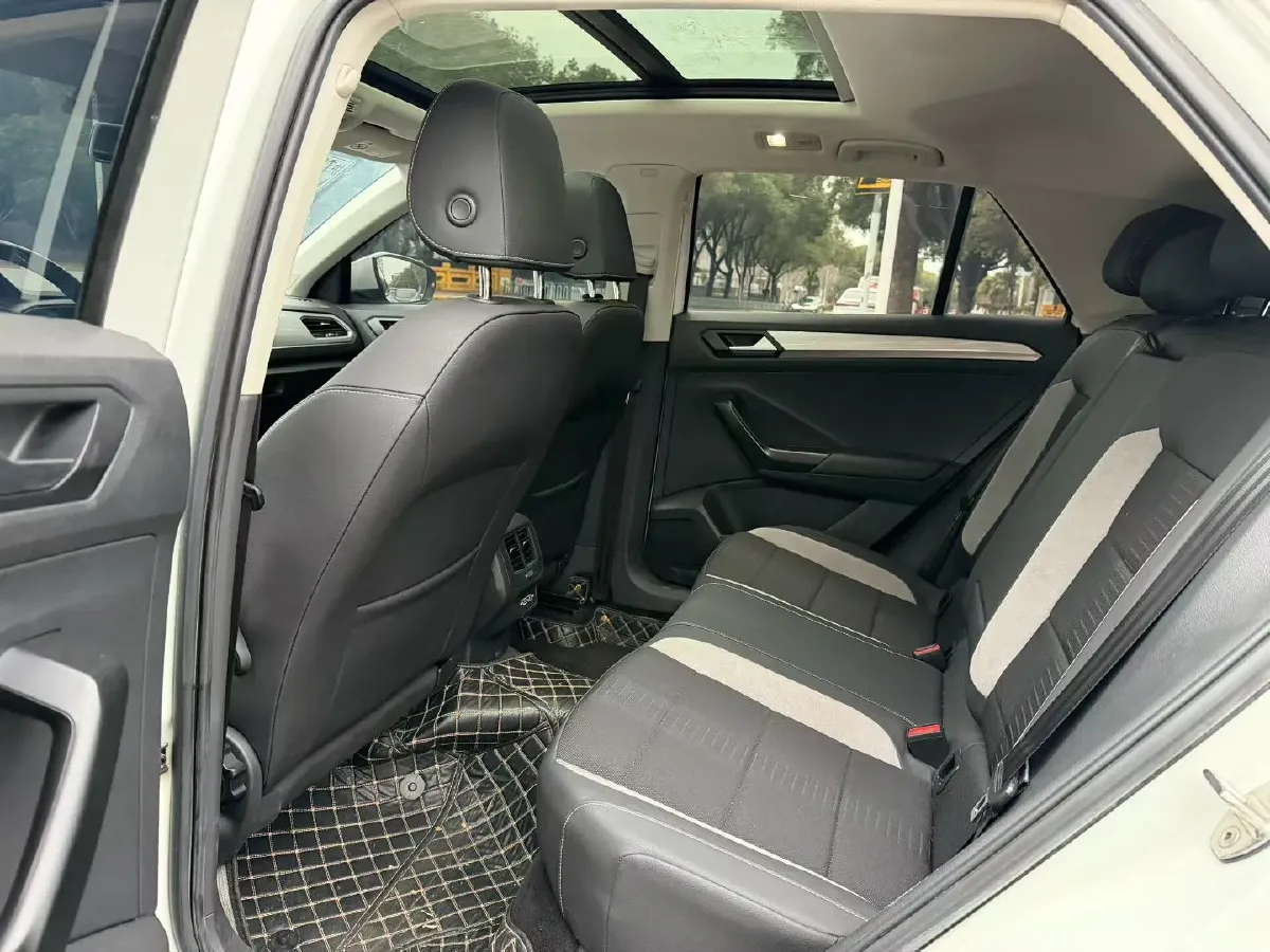 2021 Volkswagen T-Roc 1.4T 150HP L4 7DCT,autocango,china used car exporter,china ev exporter,chinese used car exporter,chinese used ev exporter