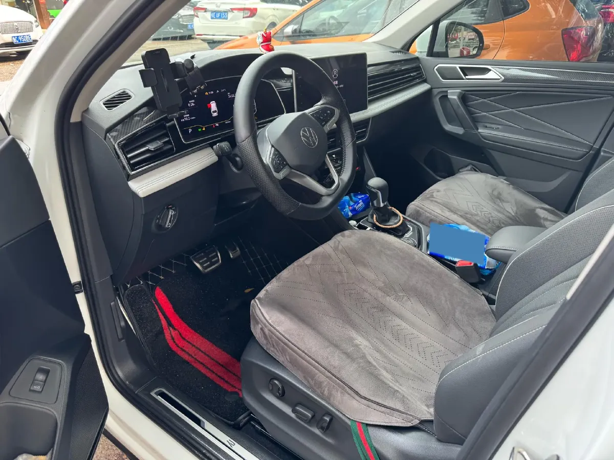 2024 Volkswagen Tiguan L 2.0T 220HP L4 7DCT,autocango,china used car exporter,china ev exporter,chinese used car exporter,chinese used ev exporter
