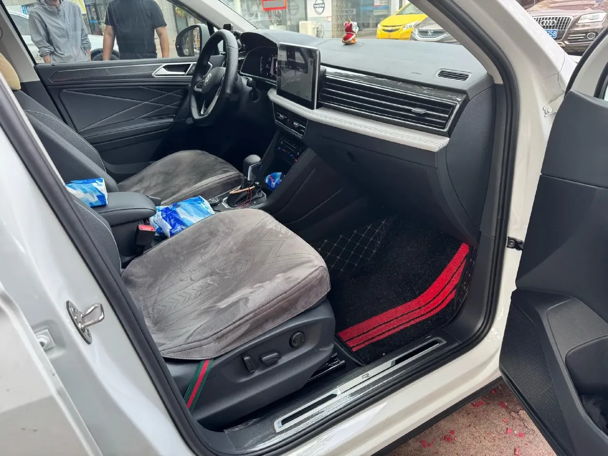 2024 Volkswagen Tiguan L 2.0T 220HP L4 7DCT,autocango,china used car exporter,china ev exporter,chinese used car exporter,chinese used ev exporter