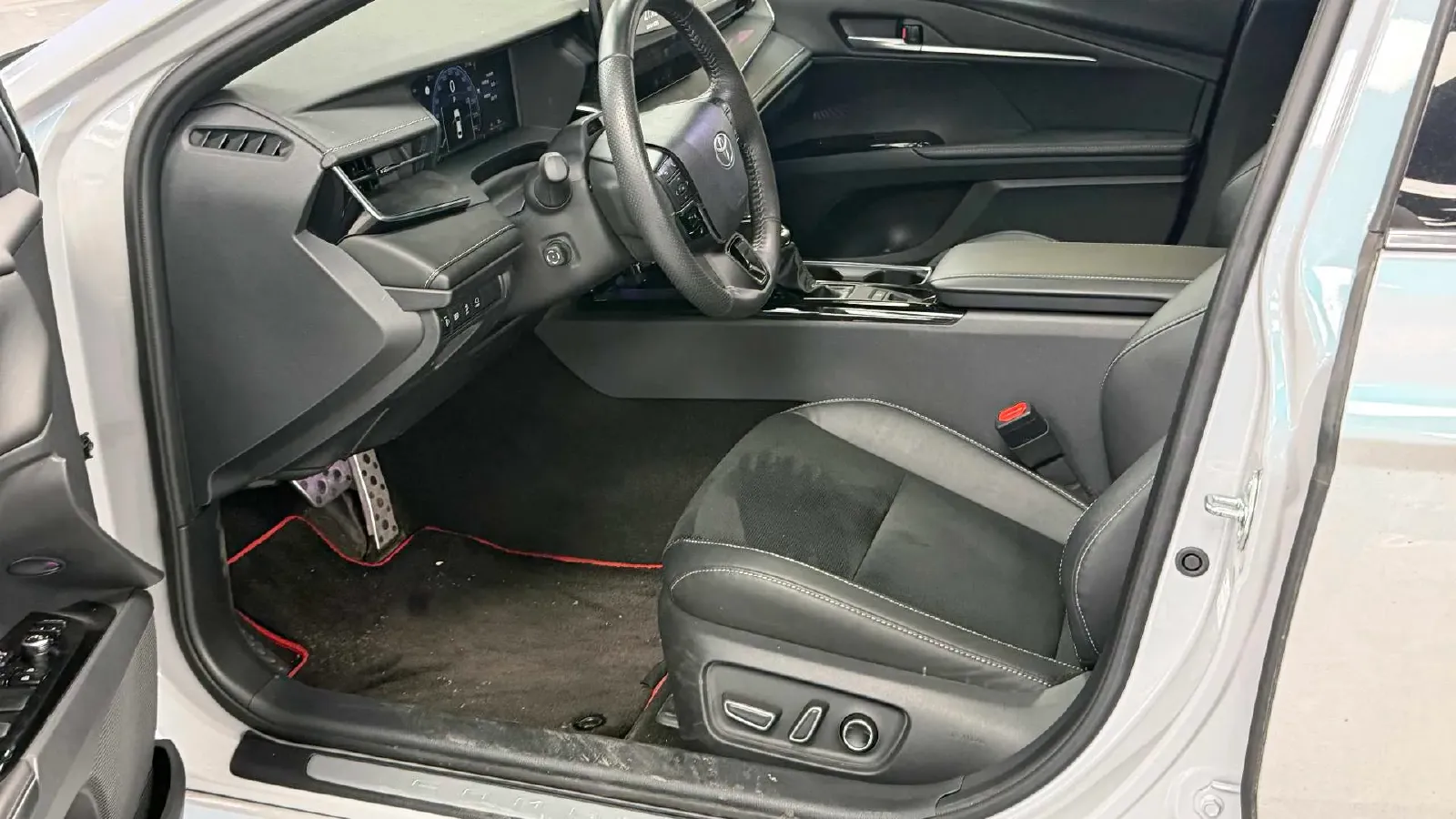 2024 Toyota Camry 2.0L 152HP L4 E-CVT Hybrid,autocango,china used car exporter,china ev exporter,chinese used car exporter,chinese used ev exporter