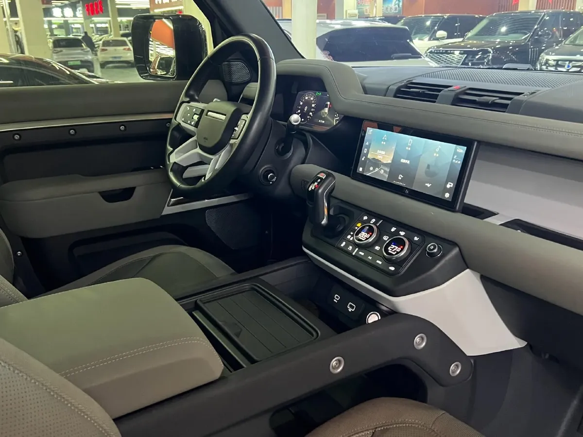 2020 Land Rover Defender 3.0T 400HP L6 8AT,autocango,china used car exporter,china ev exporter,chinese used car exporter,chinese used ev exporter