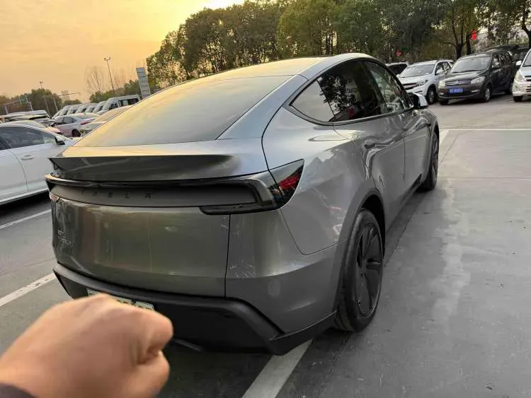 2025 Tesla Model Y BEV 62.5KWH,autocango,china used car exporter,china ev exporter,chinese used car exporter,chinese used ev exporter