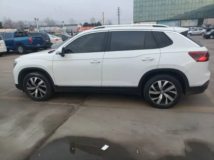 2019 Jeep Cherokee 2.0T 234HP L4 9AT,autocango,china used car exporter,china ev exporter,chinese used car exporter,chinese used ev exporter