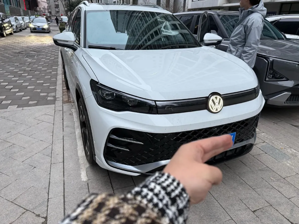 2024 Volkswagen Tiguan L 2.0T 186HP L4 7DCT,autocango,china used car exporter,china ev exporter,chinese used car exporter,chinese used ev exporter