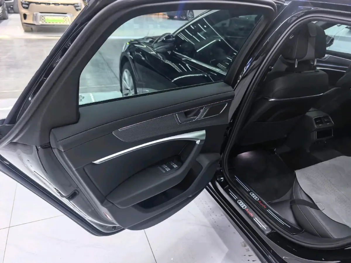 2024 Audi A6L 2.0T 245HP L4 7DCT,autocango,china used car exporter,china ev exporter,chinese used car exporter,chinese used ev exporter