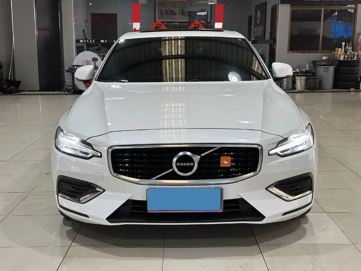 2022 Volvo S60 2.0T 197HP L4 8AT,autocango,china used car exporter,china ev exporter,chinese used car exporter,chinese used ev exporter