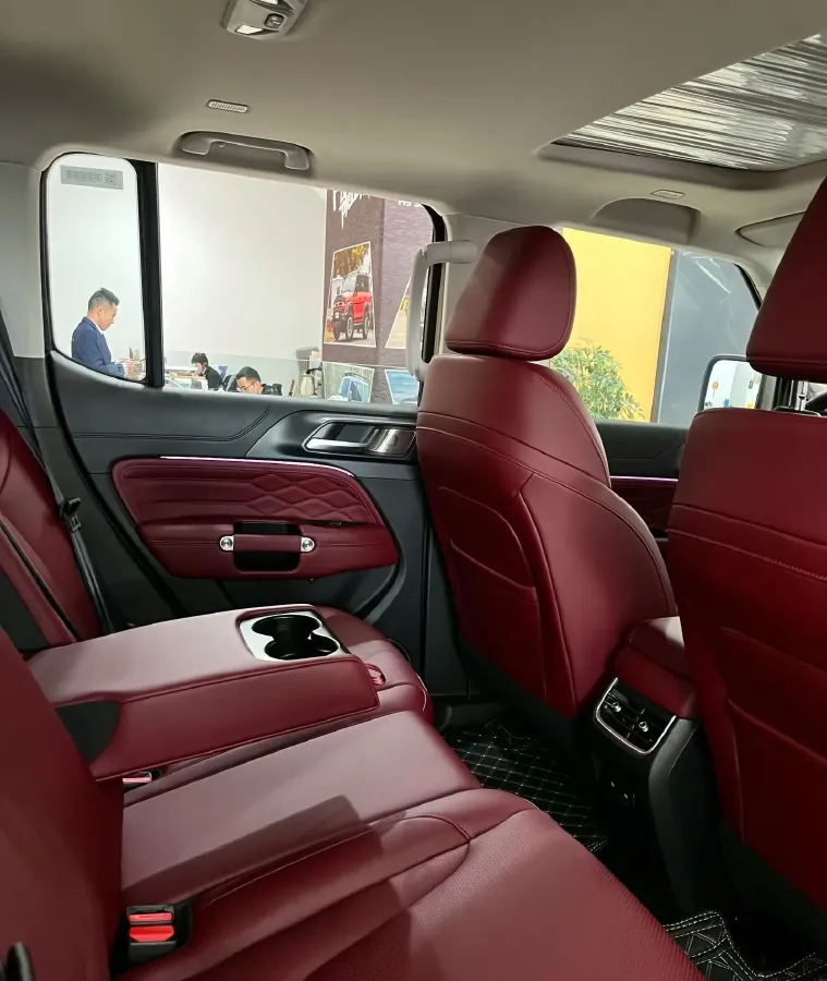 2025 Tank 300 2.0T 252HP L4 9AT PHEV,autocango,china used car exporter,china ev exporter,chinese used car exporter,chinese used ev exporter