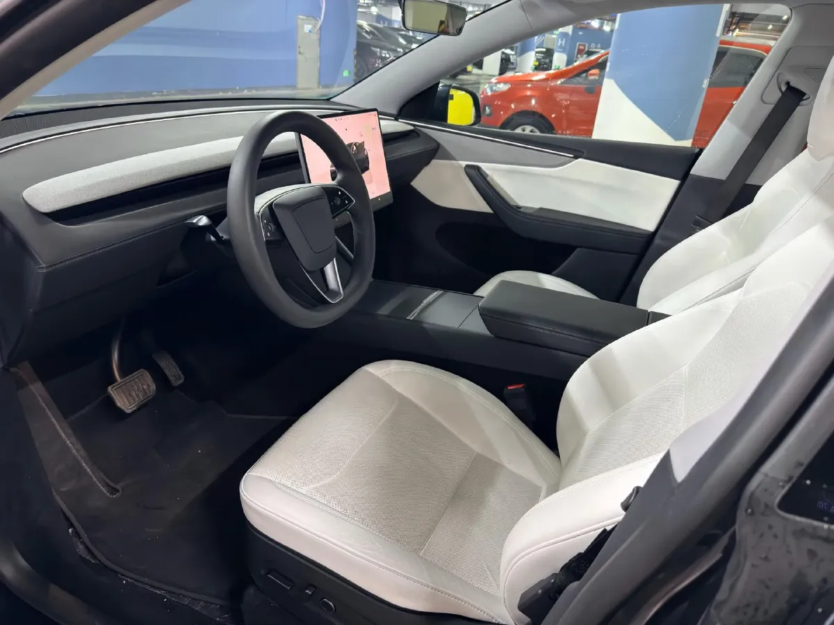 2025 Tesla Model Y BEV 62.5KWH,autocango,china used car exporter,china ev exporter,chinese used car exporter,chinese used ev exporter