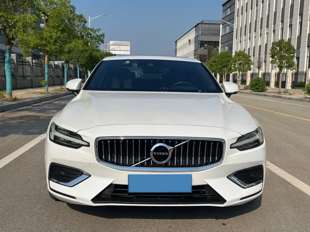 2022 Volvo S60 2.0T 197HP L4 8AT,autocango,china used car exporter,china ev exporter,chinese used car exporter,chinese used ev exporter