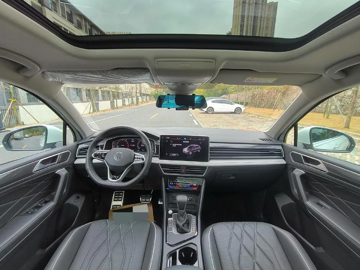 2023 Volkswagen Tiguan L 2.0T 186HP L4 7DCT,autocango,china used car exporter,china ev exporter,chinese used car exporter,chinese used ev exporter