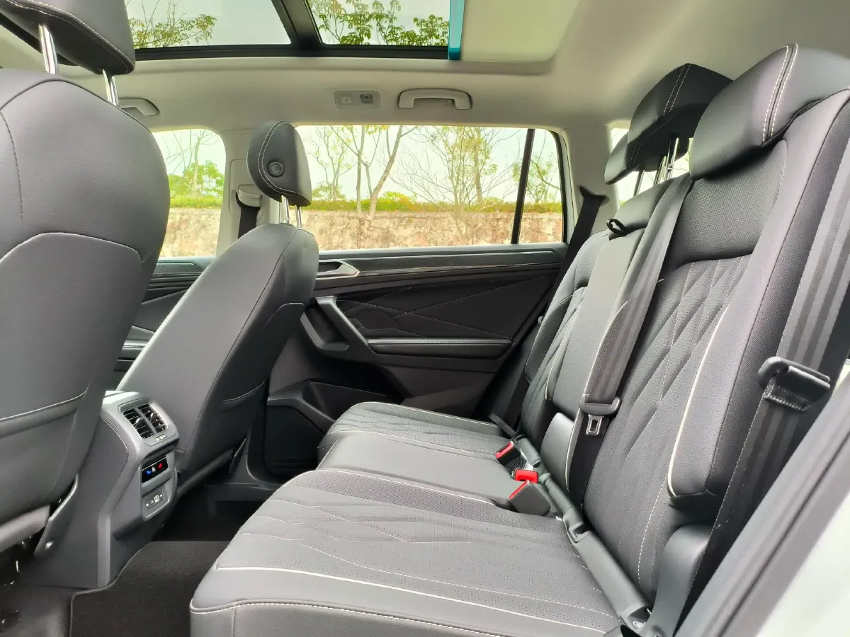 2023 Volkswagen Tiguan L 2.0T 186HP L4 7DCT,autocango,china used car exporter,china ev exporter,chinese used car exporter,chinese used ev exporter